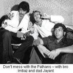 Amjad Khan sa svojim ocem (u sredini) i bratom Imtiazom