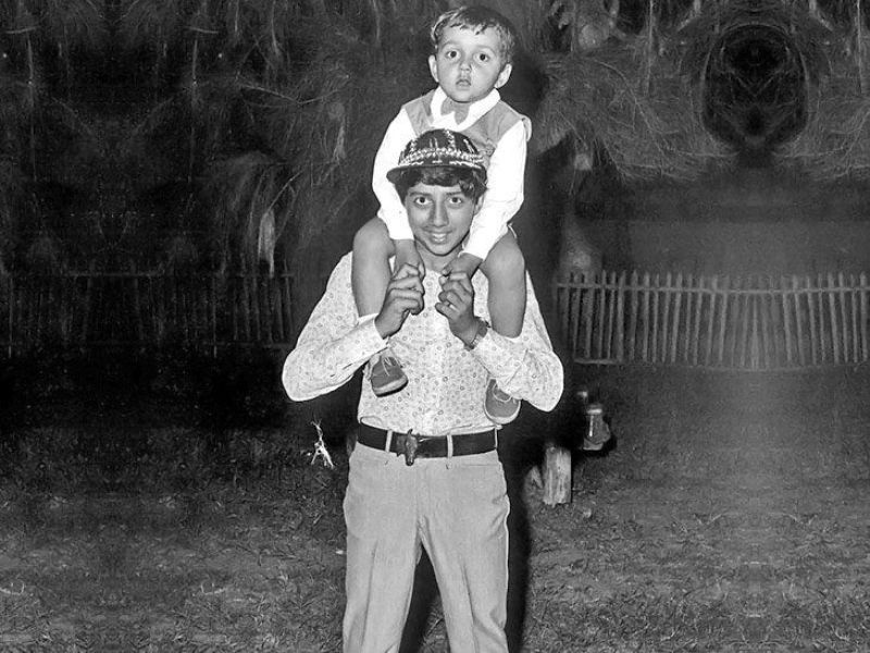Съни Деол, играейки с по-малкия си брат Боби в детството им