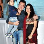 Avinash Wadhawan med sin kone Natasha og søn Samraat Wadhawan
