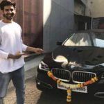 Kartik Aaryan mit seinem BMW 5er