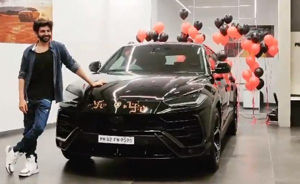 Kartik Aaryan mit seinem Lamborghini Urus Auto