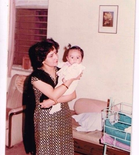 Kartik Aaryan mit seiner Mutter in seiner Kindheit