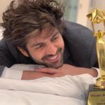 Kartik Aaryan mit seinem Masala Award - Bester Schauspieler für Sonu Ke Titu Ki Sweety
