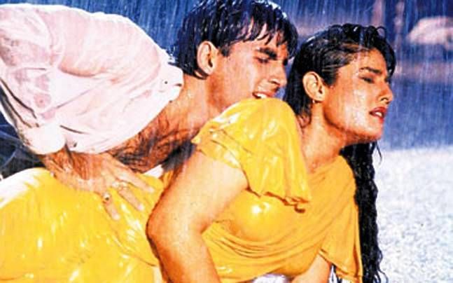 Akshay Kumar és Raveena Tandon a Tip Tip Barsa Pani című dalban