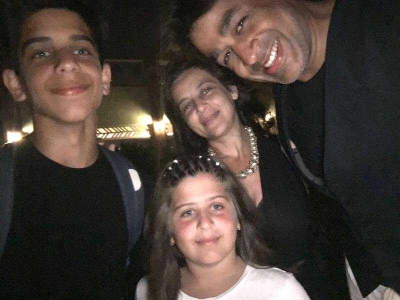 Rajat Bedi eşi ve çocuklarıyla birlikte
