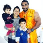Sangram Chougule sa suprugom i djecom
