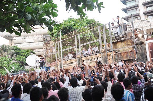 Shah Rukh Khan falando aos fãs fora de Mannat
