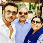 Harshvardhan Deo su tėvais