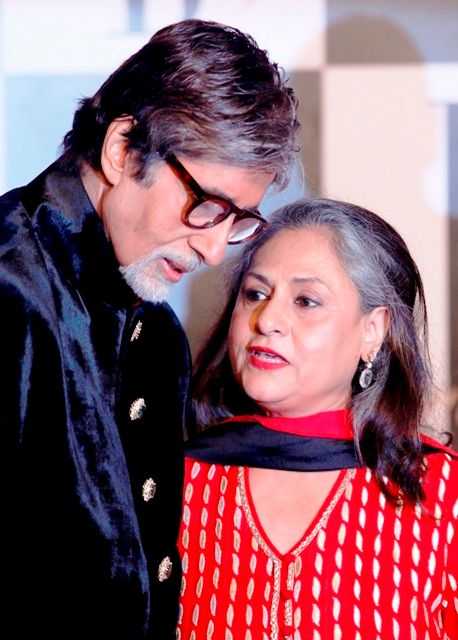 Amitabh Bachchan bersama istrinya