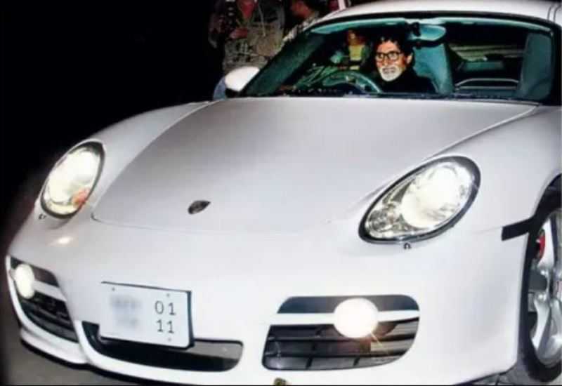 Amitabh Bachchan, miközben a Porsche Cayman S-t vezette