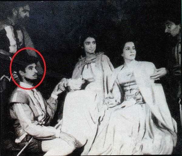 Μια εικόνα ενός θεατρικού έργου με πρωταγωνιστή τον Amitabh Bachchan κατά τη διάρκεια των φοιτητικών του ημερών