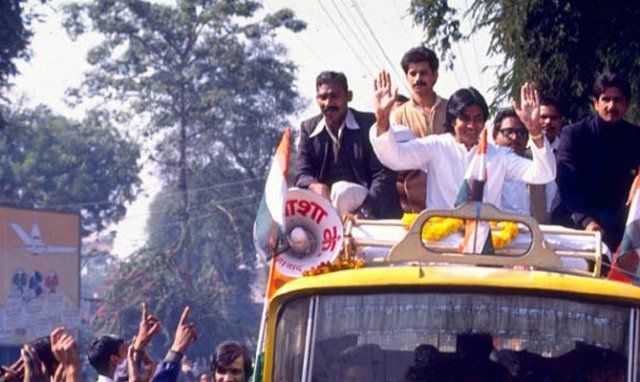 Amitabh Bachchan voert campagne tijdens de 8e Lok Sabha-verkiezingen