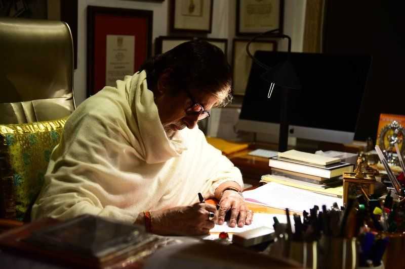 Amitabh Bachchan escribiendo