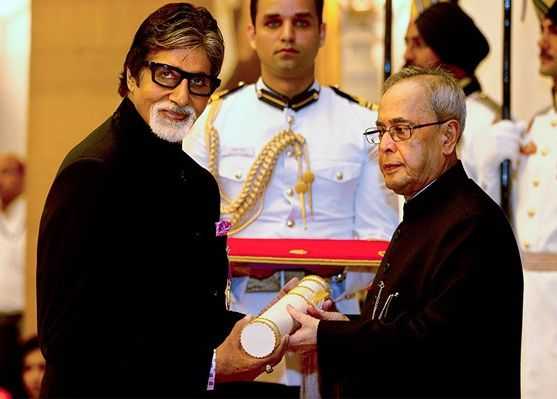 Amitabh Bachchan recibiendo a Padma Vibhushan