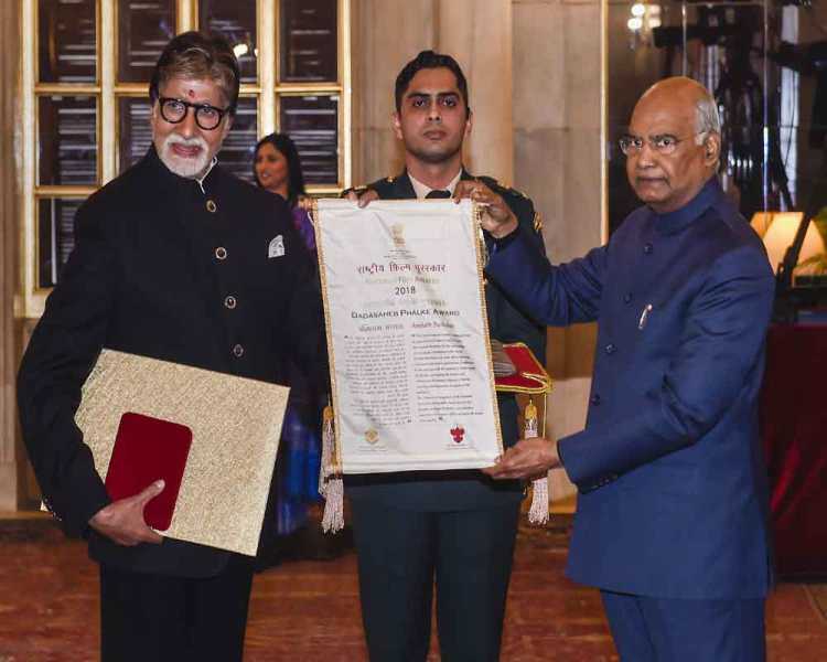 Amitabh Bachchan recibiendo el prestigioso premio Dadasaheb Phalke