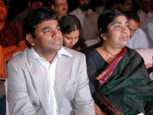 A. R. Rahman koos emaga
