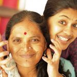 Anjali Patil med moren