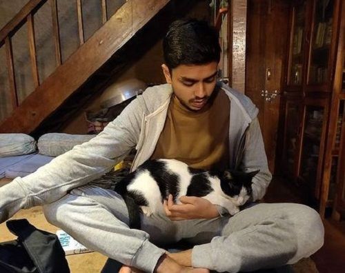 Adarsh ​​Gourav ar savu Pet Cat