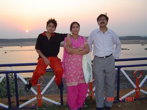 Ebeveynleriyle birlikte Adarsh ​​Gourav'ın Eski Bir Resmi