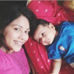 Deepali Pansare mit ihrem Sohn