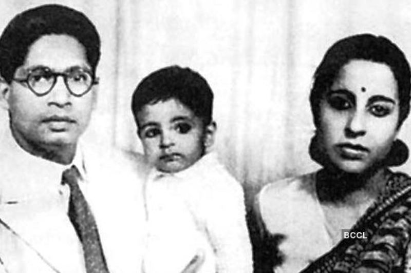 Kūdikis Amitabhas Bachchanas su tėvais