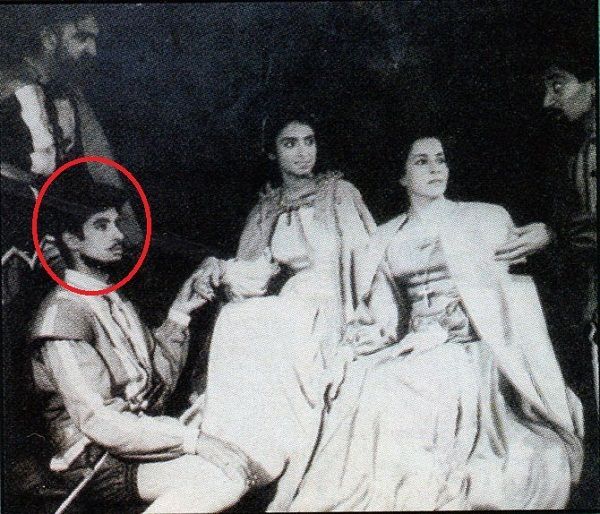 Isang larawan ng dula na pinagbibidahan ni Amitabh Bachchan sa panahon ng kanyang kolehiyo