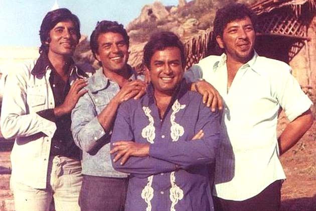 Amitabh Bachchan, Dharmendra, Sanjeev Kumar, Amjad Khan trong quá trình quay Sholay