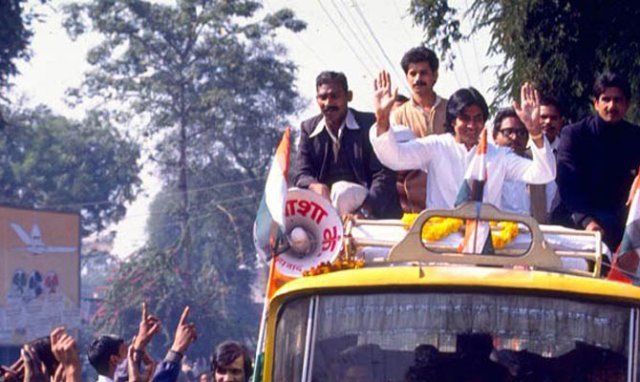अमिताभ बच्चन 8 वीं लोकसभा चुनाव के दौरान चुनाव प्रचार करते हुए