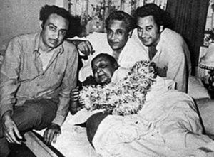Ashok Kumar sa svojom majkom Gouri Devi i svojom braćom