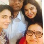 Shweta Bhardwaj com seus pais e irmã