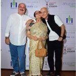Raju Kher con sua madre Dulari Kher e il fratello Anupam Kher