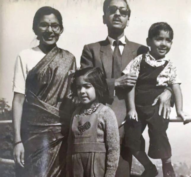 Стара снимка на Неена Гупта, позираща със семейството си
