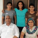 Ritu Phogat con i suoi genitori e fratelli