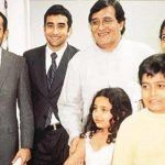 Vinod Khanna със съпруга Kavita, синовете Akshaye Khanna (крайно вляво) и Rahul Khanna (втори отляво)