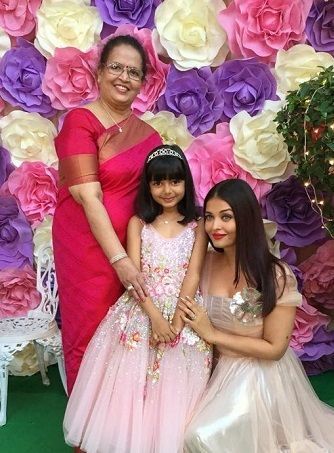 Aishwarya Rai mit ihrer Tochter während des Dosenfestivals