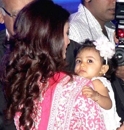 Бебе Aaradhya с Aishwarya
