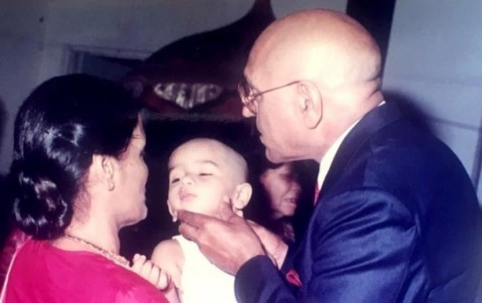 Vardhan Puri so svojimi starými rodičmi