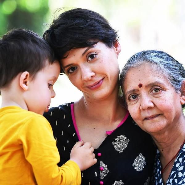 אישה שרוואני עם בנה ואמה