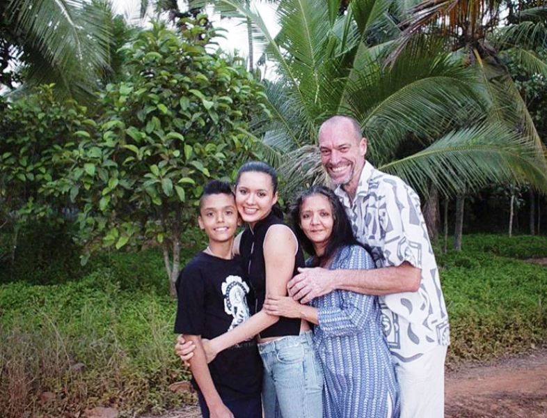 Иша Шарвани с семьей
