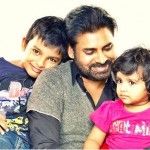 Pawan Kalyan mit seinen Kindern