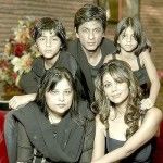 Shah Rukh Khan med sin søster, kone og børn