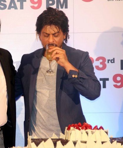 Shah Rukh Khan pijący alkohol