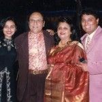 Rani Mukerji mit ihren Eltern und ihrem Bruder