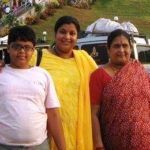 Ambika Ranjankar con su hijo y su madre