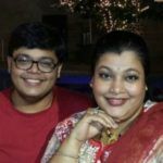 Ambika Ranjankar con su hijo