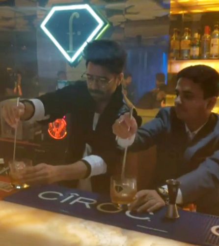 Aparshakti Khurrana com um copo de álcool