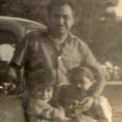अपने पिता और बहनों के साथ मनोज पाहवा की एक पुरानी तस्वीर