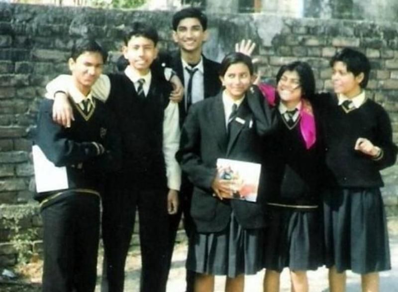 Сушант Сингх Раджпут със своите училищни приятели
