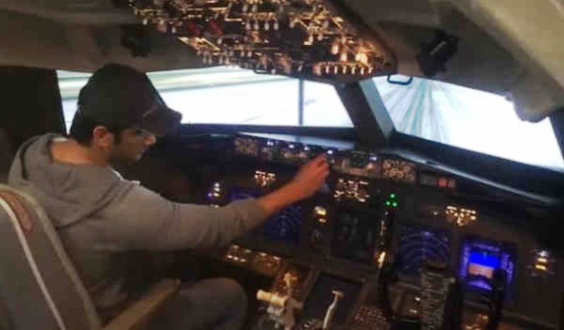 סושנט סינג ראגפוט בסימולטור טיסה בסיסי קבוע של בואינג 737 שלו