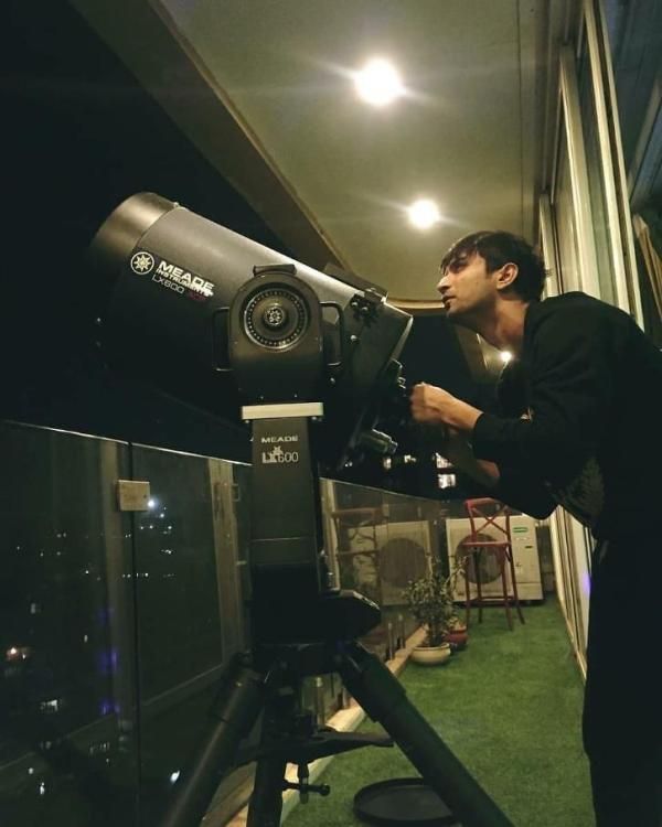 Сушант Сингх Раджпут със своя телескоп